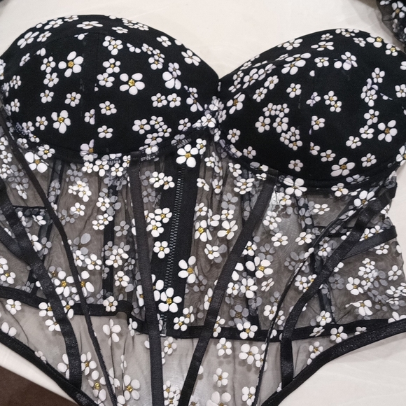 Corset - Picture 2 of 8